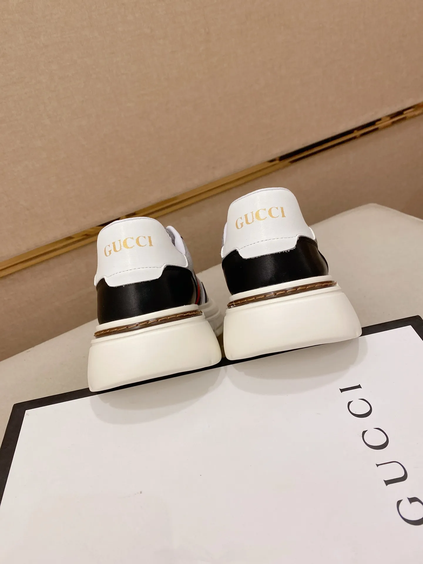 Men's shoes💰 420💰The new GUCCI (Gucci) counters are launched simultaneously. The new men's shoes, 😘fabrics are selected from imported cowhide, and the lining is sheepskin lining. 👍🏿 High-end ☄️ air-cushion molded anti-slip rubber outsole, exquisite lines, simple and elegant, comfortable and high-end for leisure travel. Code number: 38 to 44 (45 can be customized and cannot be returned or exchanged)